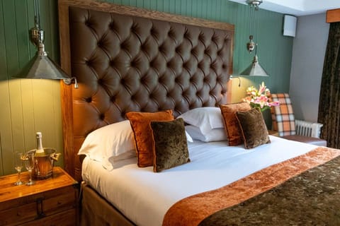 Suite, Balcony | Individually decorated, individually furnished, desk, laptop workspace