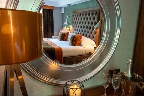 Suite, Balcony | Individually decorated, individually furnished, desk, laptop workspace