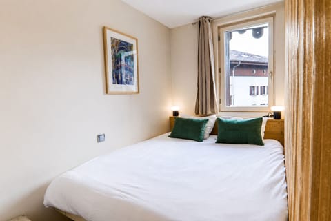 A small cozy bedroom with a comfortable 160 x 200 cm double bed.