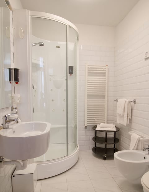 Shower, free toiletries, hair dryer, bidet