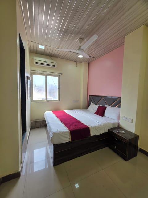 Deluxe Double Room, City View | Desk, laptop workspace, free WiFi, bed sheets