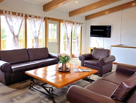 Spacious 6 bdrm cottage, open concept main floor, perfect for entertaining!