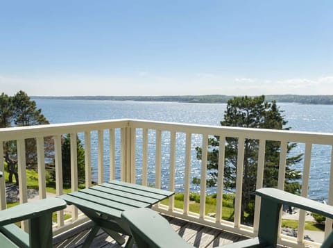 Take in sweeping harbor views from a quiet perch made for slow mornings, sea breezes, and peaceful reflection.