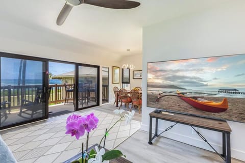 85" TV ideally sized for watching from the comfy sofa. Full width elevated lanai