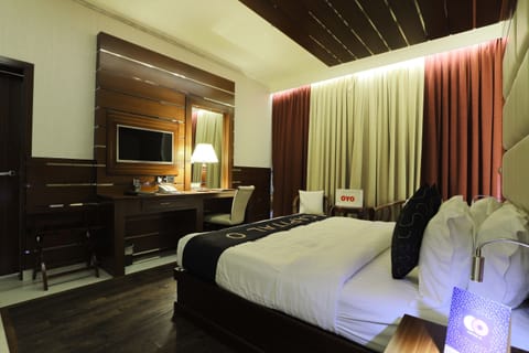 Executive Suite | Minibar, iron/ironing board, free WiFi, bed sheets