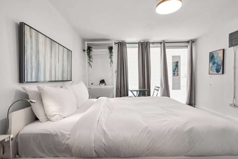 Unwind in a sleek, open-concept studio. Enjoy a plush queen bed right next to your private, fully equipped kitchenette—perfect for seamless urban living.