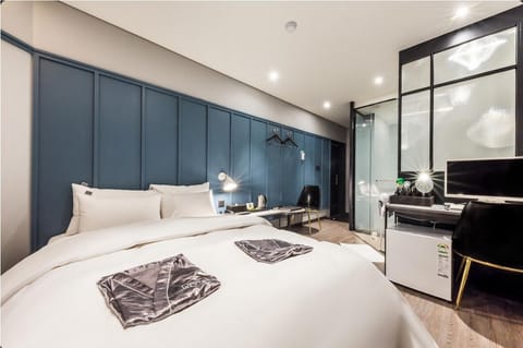 Laptop workspace, free WiFi, bed sheets