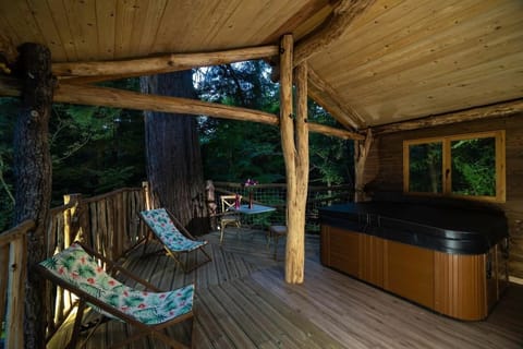 Tree House, 1 Queen Bed | Blackout drapes, soundproofing, WiFi (free), bed sheets