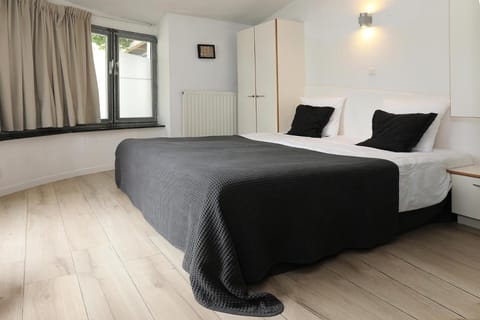 Desk, cribs/infant beds, free WiFi