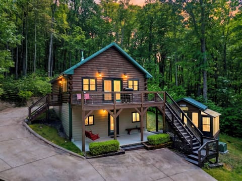 Welcome to The Hearthwood! A Forest-Wrapped Hideaway Near Lake Toxaway