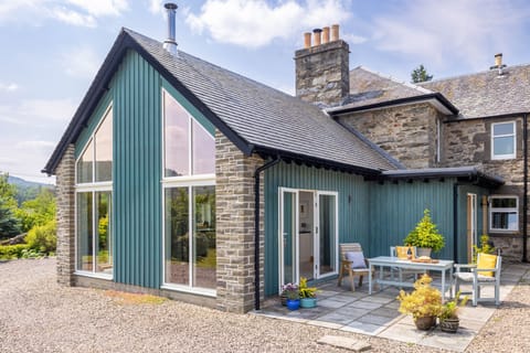 This stylish rural retreat blends the traditional with modern design