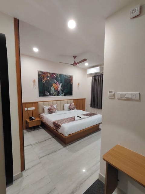 Deluxe Double Room, City View | Desk, soundproofing, iron/ironing board, free WiFi
