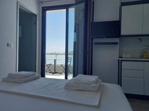 Double Room, Pool View | Desk