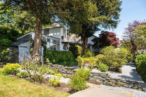 The garden, outdoor spaces and cottage