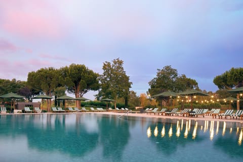 Outdoor pool, free cabanas, sun loungers