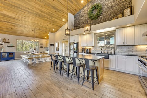 House (5 Bedrooms) | Interior