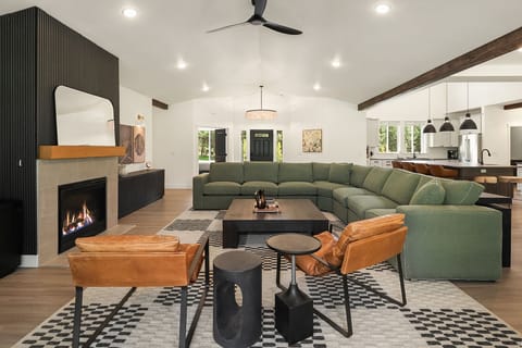 Forest Trails Lodge. - Step into this cozy, modern-mountain retreat!