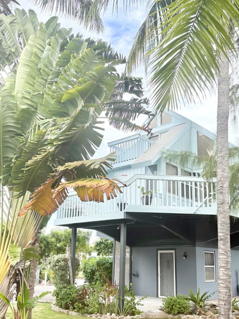 welcome to Cindy‘s coastal Lookout entry with outdoor sitting area.