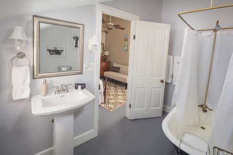 Room 3 - Cyrus Aldrich | Bathroom | Free toiletries, hair dryer, bathrobes, towels