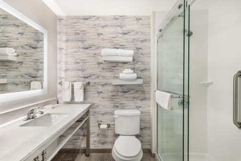 Free toiletries, bathrobes, towels