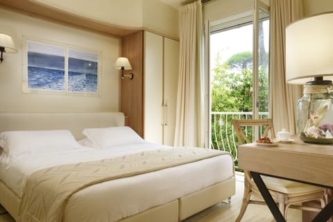 Classic Double or Twin Room | Down comforters, minibar, in-room safe, desk