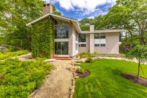 Coastal calm meets classic Maine charm at Ocean Avenue Retreat