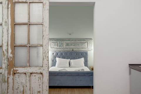 1 bedroom, bed sheets