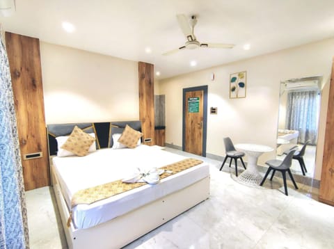 Deluxe Double Room, City View | Desk, laptop workspace, iron/ironing board, free WiFi