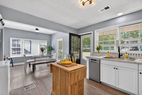 House, 2 Bedrooms | Private kitchen | Fridge, oven, coffee/tea maker, toaster