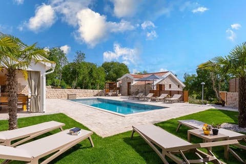 This traditional stone villa is located in the small village of Vinjani Donji.