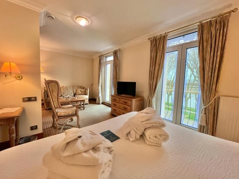 Executive Double Room, 1 Bedroom, Private Bathroom, River View | 1 bedroom, premium bedding, in-room safe, individually decorated