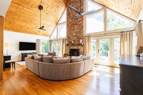 Welcome to the Woodland Lodge tucked in a private waterfront community.