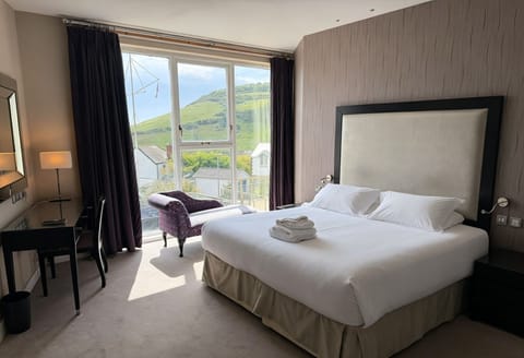 Standard Double Room, Sea View | Laptop workspace, iron/ironing board, free WiFi, bed sheets