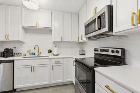 Luxury House, 3 Bedrooms, Non Smoking, Pets Allowed | Private kitchen | Coffee/tea maker, full-size fridge, microwave, oven