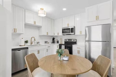 Luxury House, 3 Bedrooms, Non Smoking, Pets Allowed | Private kitchen | Coffee/tea maker, full-size fridge, microwave, oven