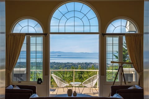Step inside and be greeted immediately by sweeping views of the Strait of Juan de Fuca.