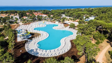 9 outdoor pools, pool umbrellas, sun loungers