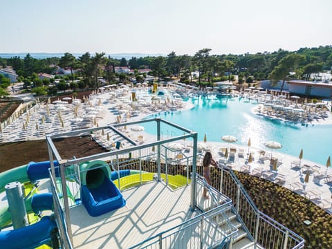 9 outdoor pools, pool umbrellas, sun loungers