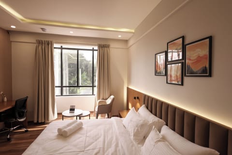 Superior Room, 1 King Bed | Memory foam beds, minibar, desk, laptop workspace
