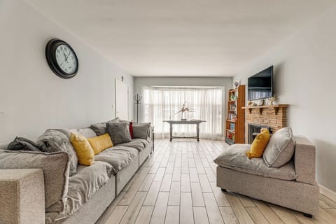 Long Beach Vacation Rental | 2BR | 1BA | 800 Sq Ft | Threshold Step to Enter