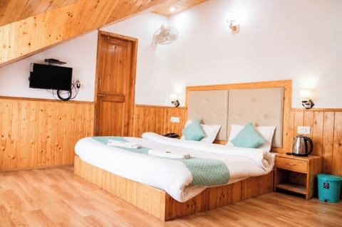 Deluxe Double Room | Hypo-allergenic bedding, desk, soundproofing, free WiFi