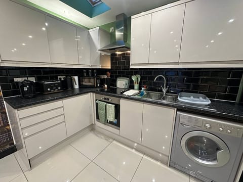 Apartment, 2 Bedrooms, Accessible, Garden View | Laundry