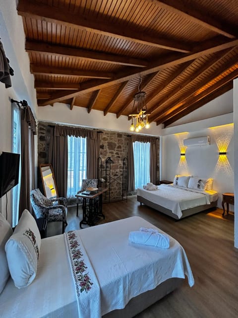 Luxury Quadruple Room | Desk, laptop workspace, blackout drapes, soundproofing