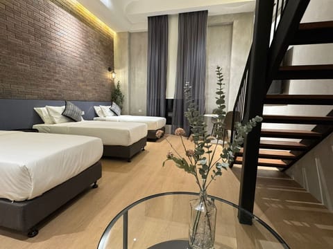 Grand Studio | Desk, blackout drapes, iron/ironing board, free WiFi