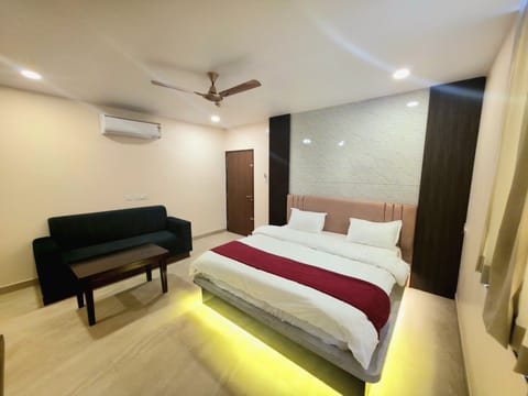 Deluxe Double Room, City View | Desk, laptop workspace, free WiFi