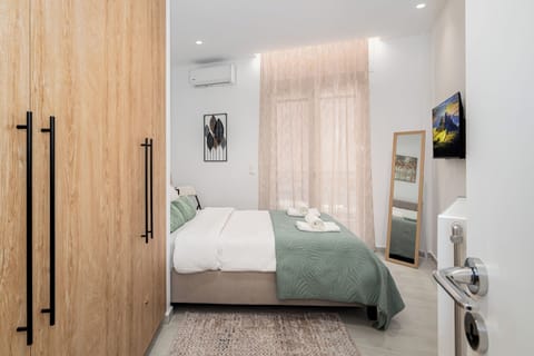 Luxury Apartment, Balcony | Laptop workspace, iron/ironing board, free WiFi