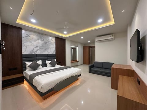 Deluxe Room, City View | Desk, laptop workspace, free WiFi