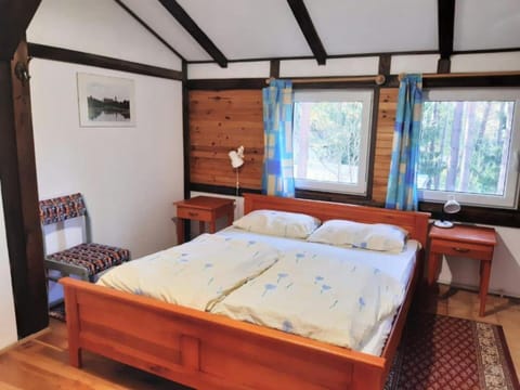 House | 6 bedrooms, iron/ironing board, individually furnished, bed sheets
