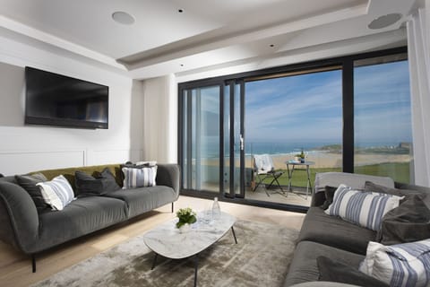 Spacious lounge with sofas, TV, view of ocean - Number 9 Fistral House