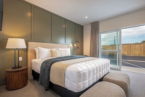 Executive Studio, 1 King Bed | Premium bedding, individually furnished, laptop workspace